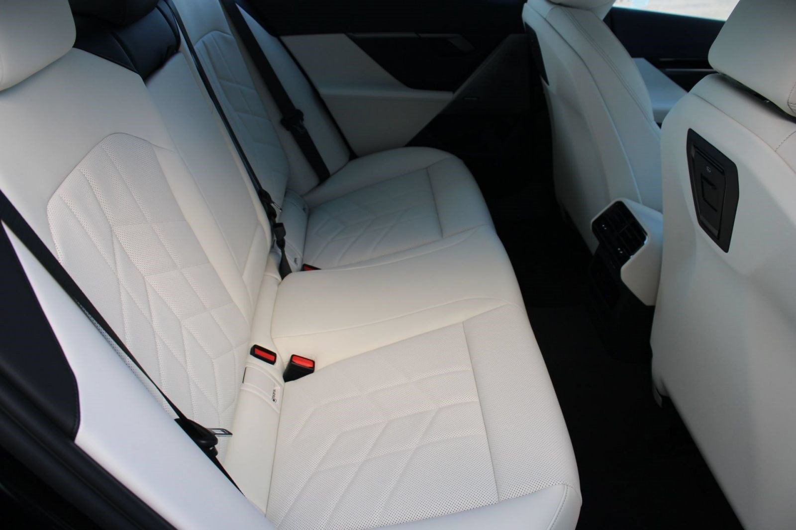 Used 2026 BMW 530i w/ Premium Package RWD image 29