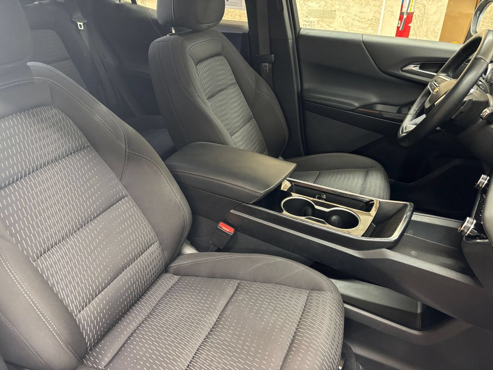 Used 2025 Chevrolet Equinox LT FWD image 36