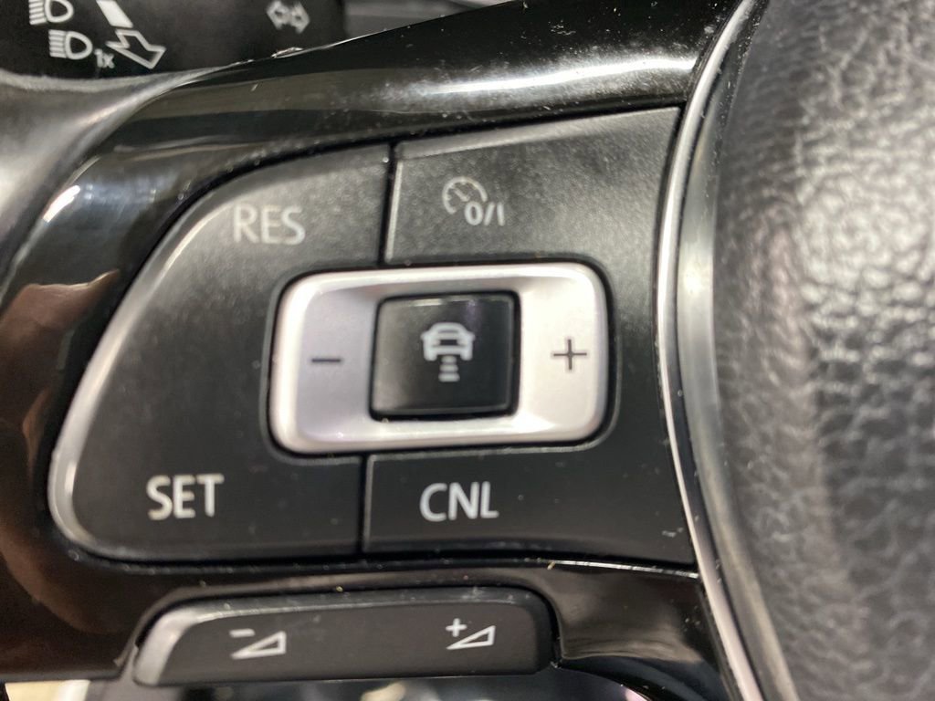 Used 2018 Volkswagen Tiguan SEL w/ 3rd Row Seat Package image 38