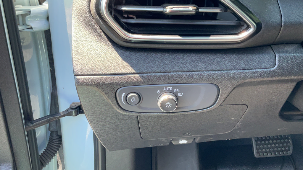 Certified 2023 Chevrolet Bolt EUV LT w/ Comfort Package FWD image 31