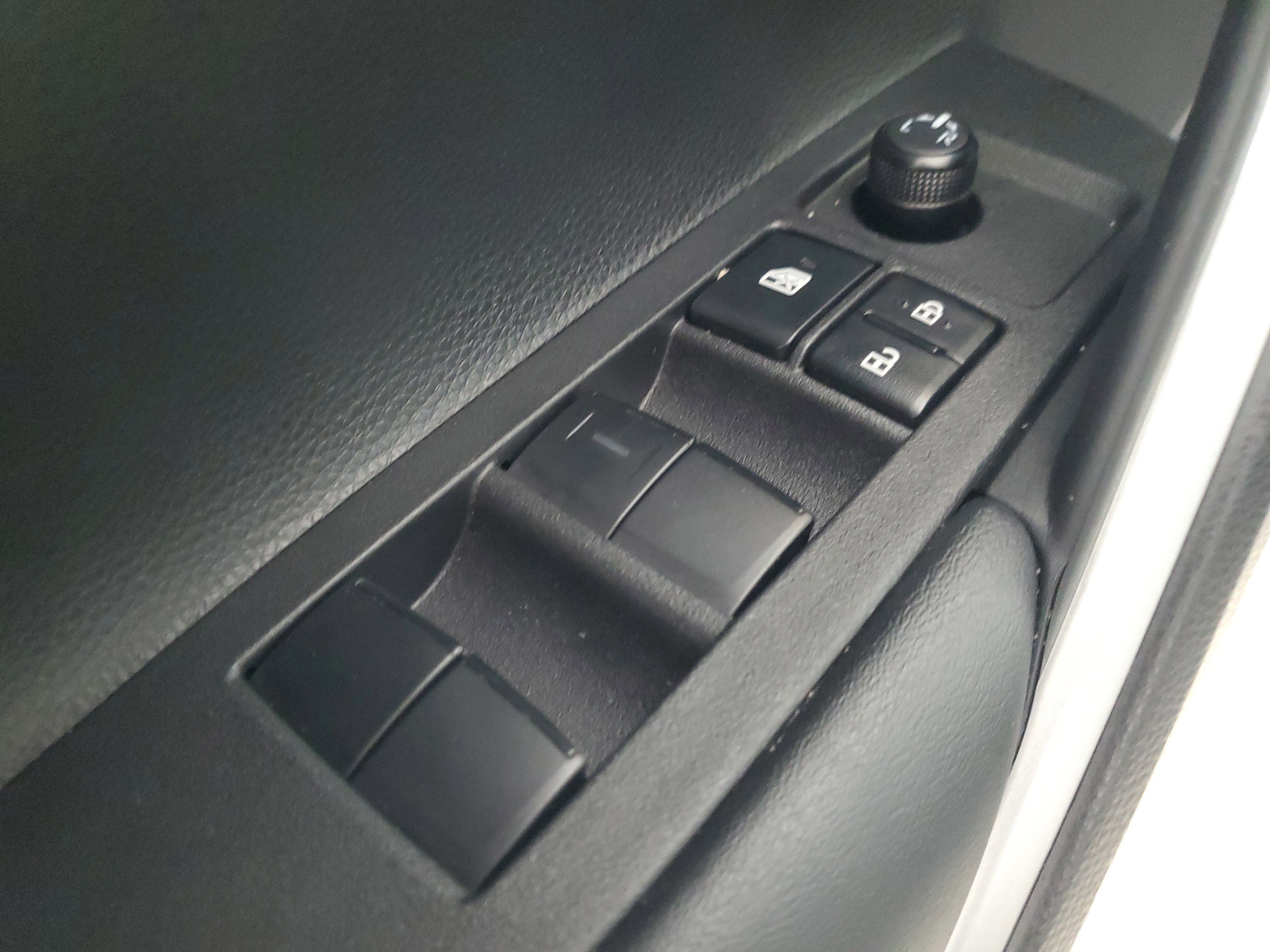 Used 2025 Toyota Corolla Cross L image 22