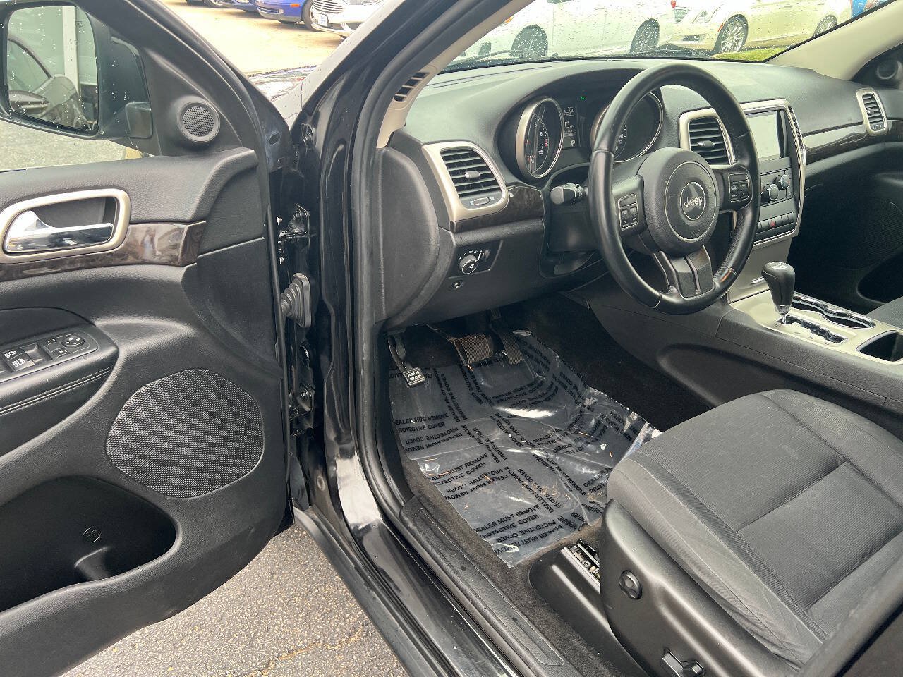 Used 2012 Jeep Grand Cherokee Laredo w/ Laredo E Group AWD/4WD image 17