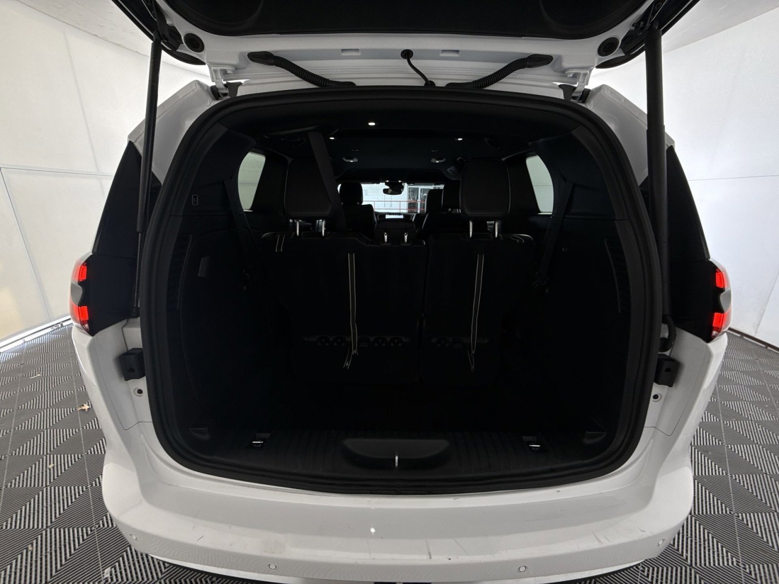 Used 2025 Chrysler Pacifica Select image 25