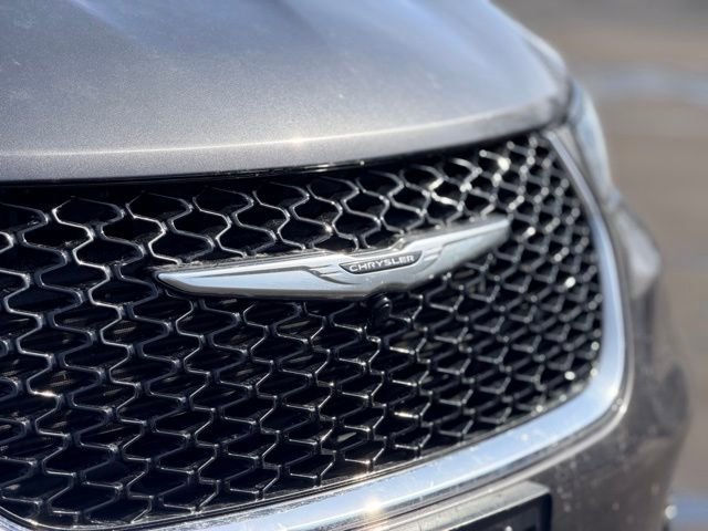 Used 2023 Chrysler Pacifica Touring-L image 30