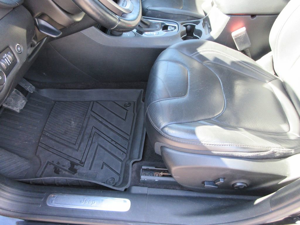 Used 2019 Jeep Cherokee Limited w/ Luxury Group image 23