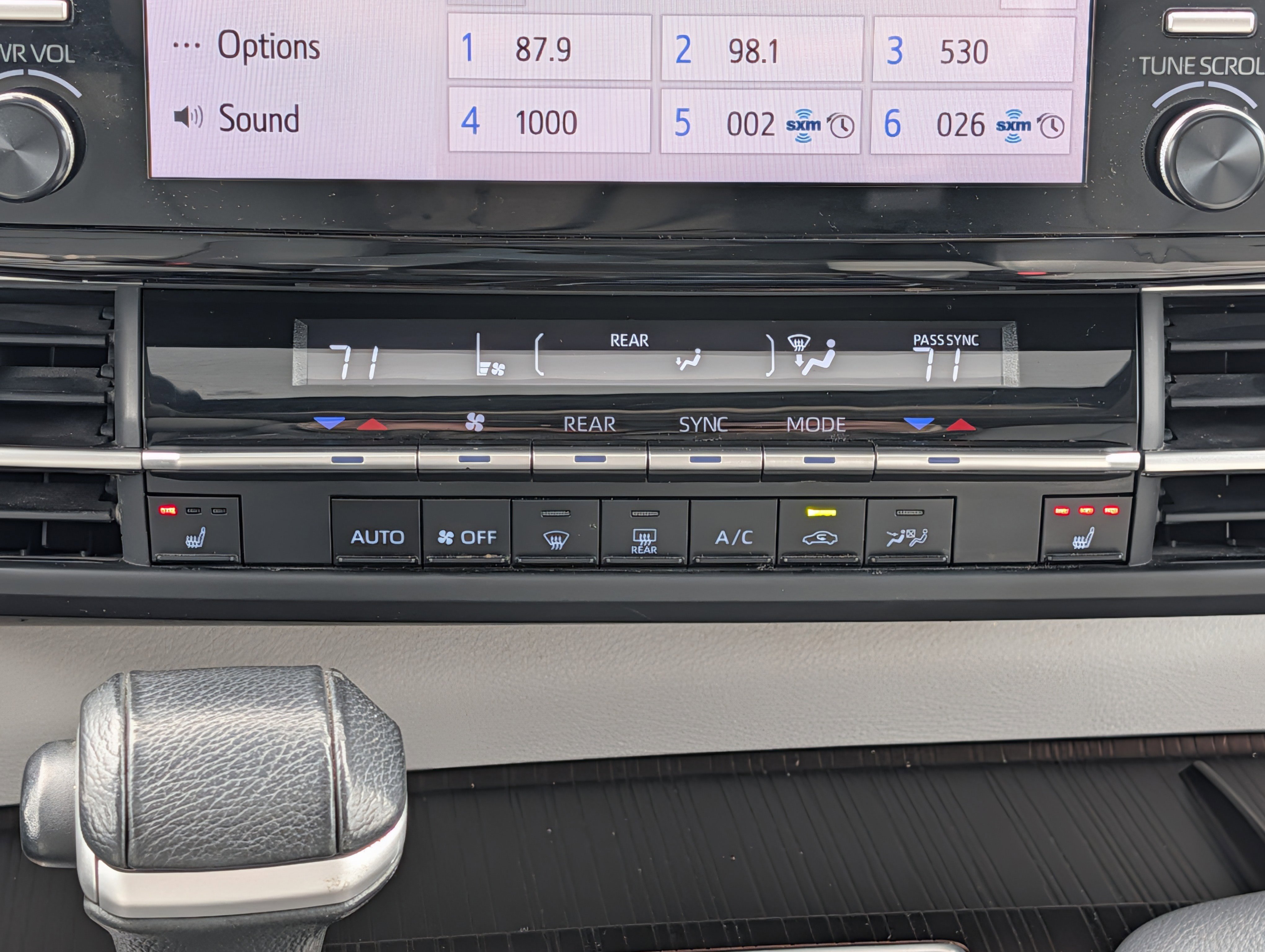 Used 2023 Toyota Sienna XLE FWD image 29