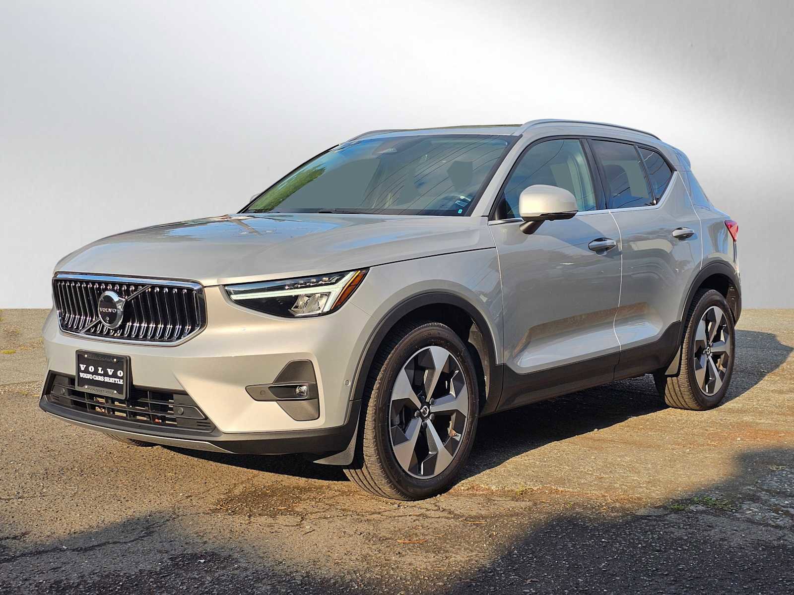 Used 2023 Volvo XC40 B5 Plus w/ Driver Assist Package image 3