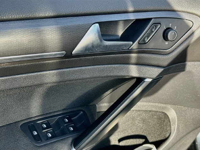 Used 2020 Volkswagen Golf 4-Door FWD image 23
