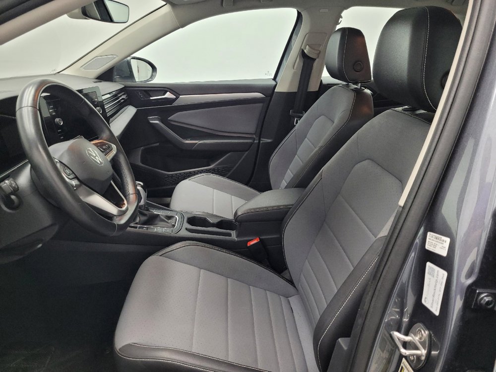 Used 2025 Volkswagen Jetta SE FWD image 17