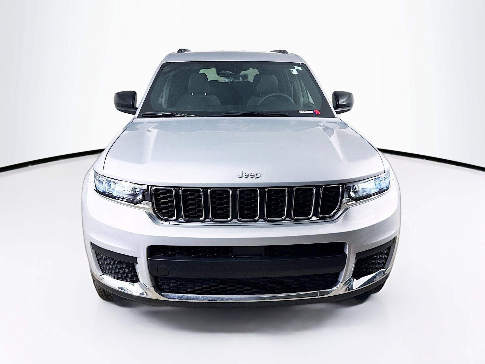 Used 2025 Jeep Grand Cherokee L Laredo RWD image 3
