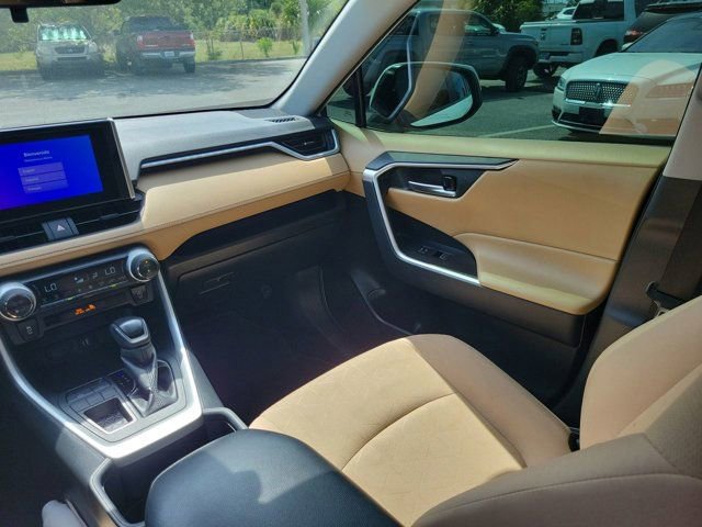 Used 2025 Toyota RAV4 XLE FWD image 23