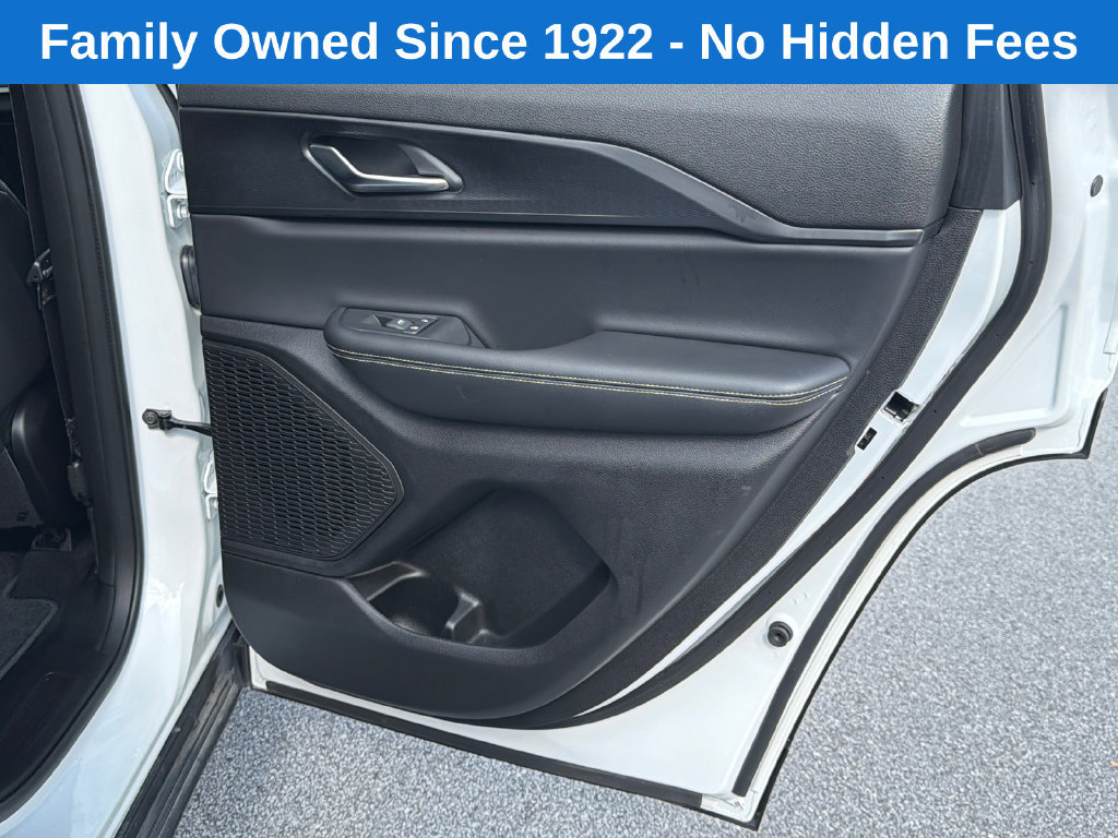 Used 2025 Jeep Grand Cherokee Altitude AWD/4WD image 16