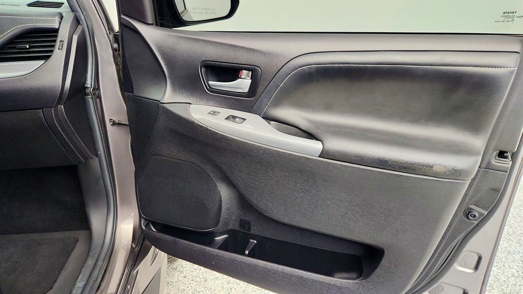 Used 2017 Toyota Sienna SE Premium image 29