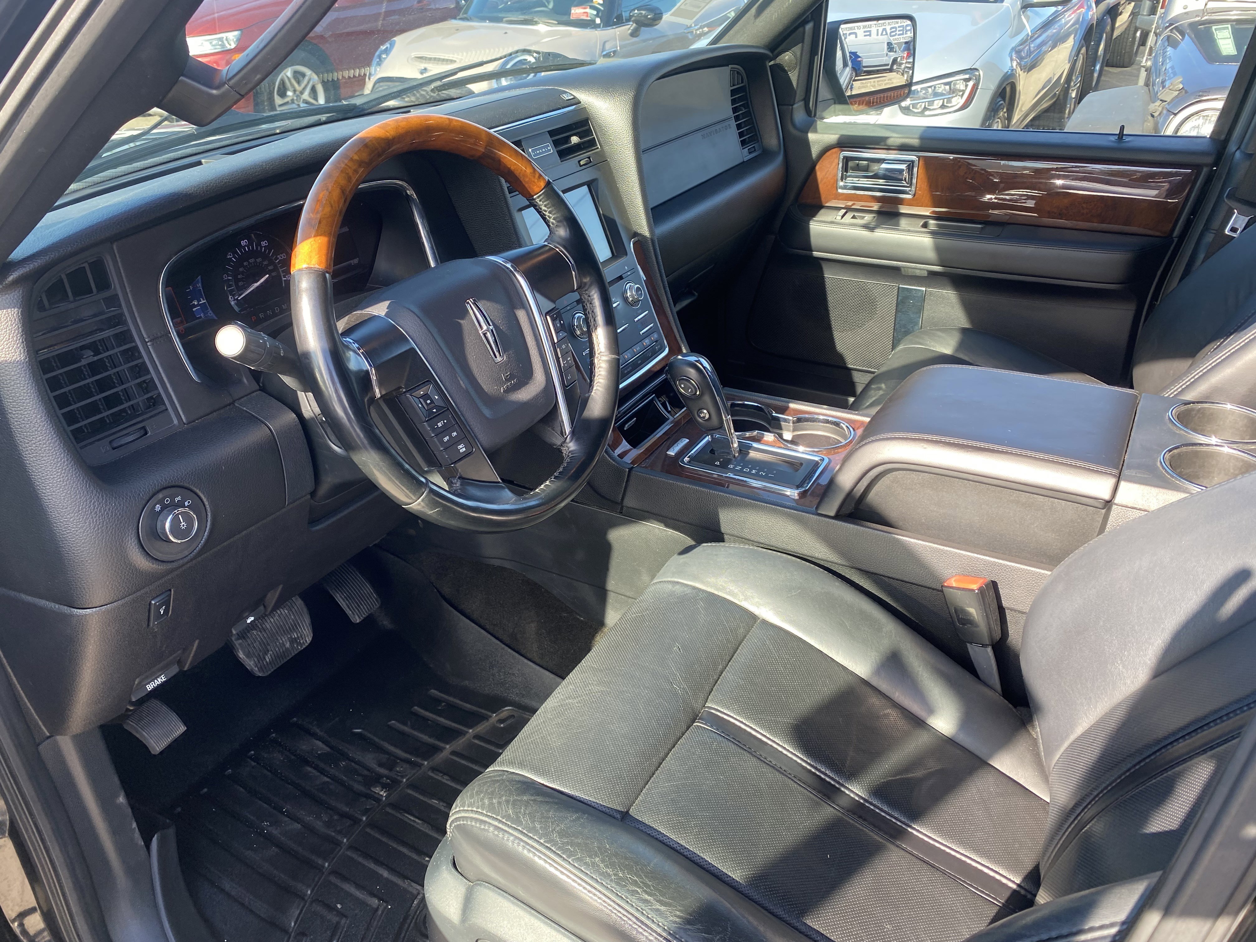 Used 2016 Lincoln Navigator Select image 12