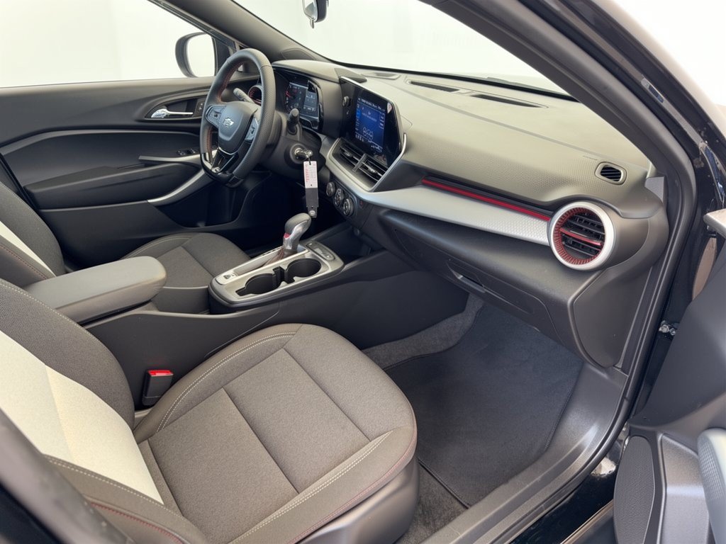 Certified 2025 Chevrolet Trax RS w/ Sunroof Package FWD image 30