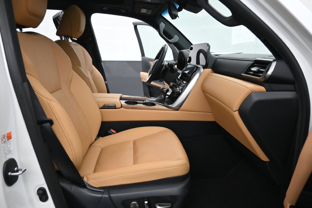 Used 2025 Lexus LX 600 4WD w/ Luxury Package image 6