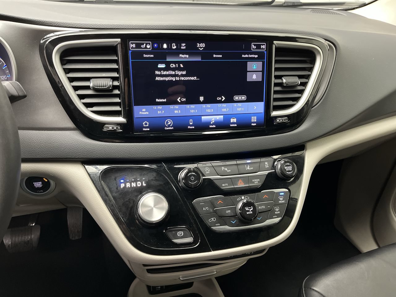 Used 2024 Chrysler Pacifica Touring-L FWD image 17