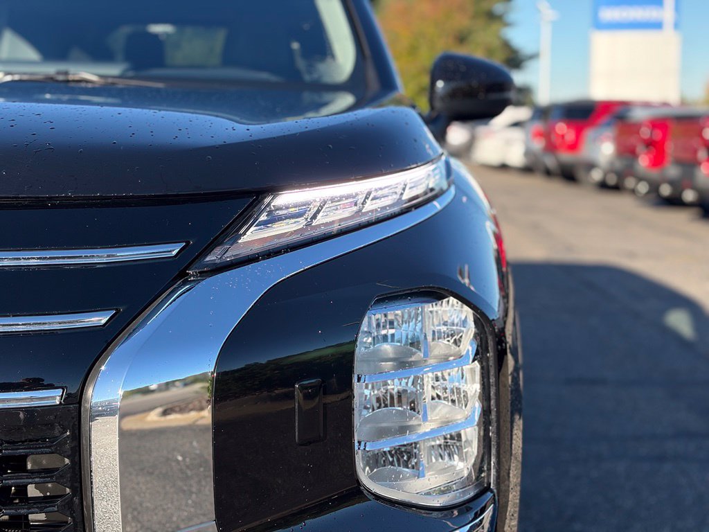 Used 2025 Mitsubishi Outlander SE AWD/4WD image 4