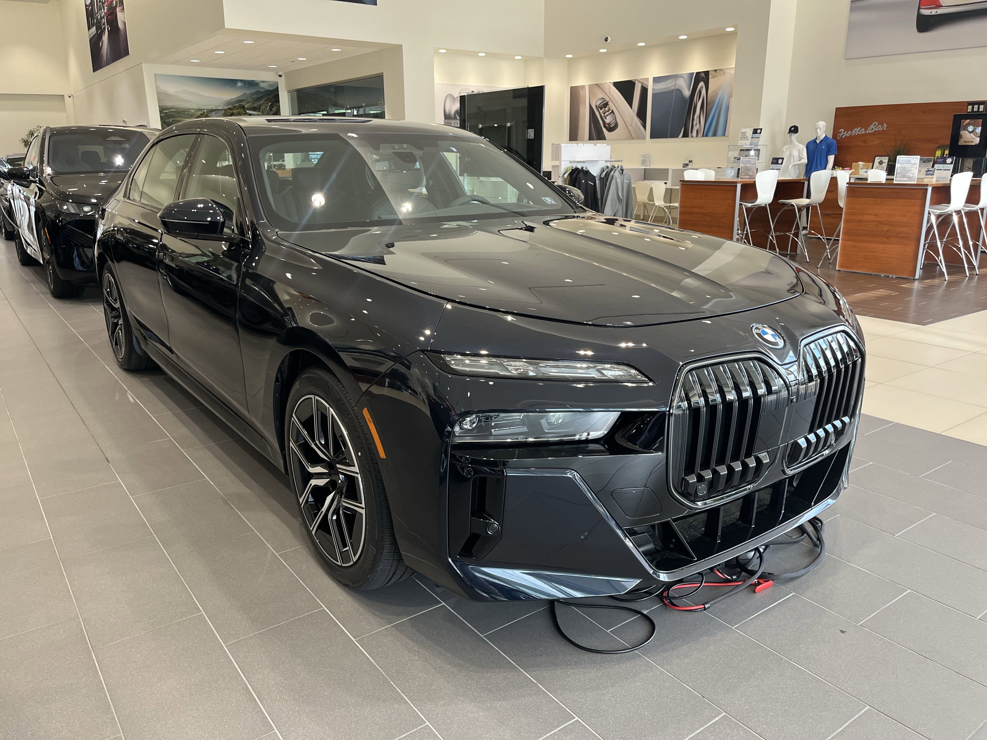 Used 2025 BMW i7 xDrive60 w/ Executive Package image 2