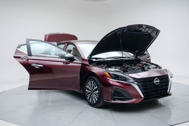 Used 2024 Nissan Altima 2.5 SV image 16