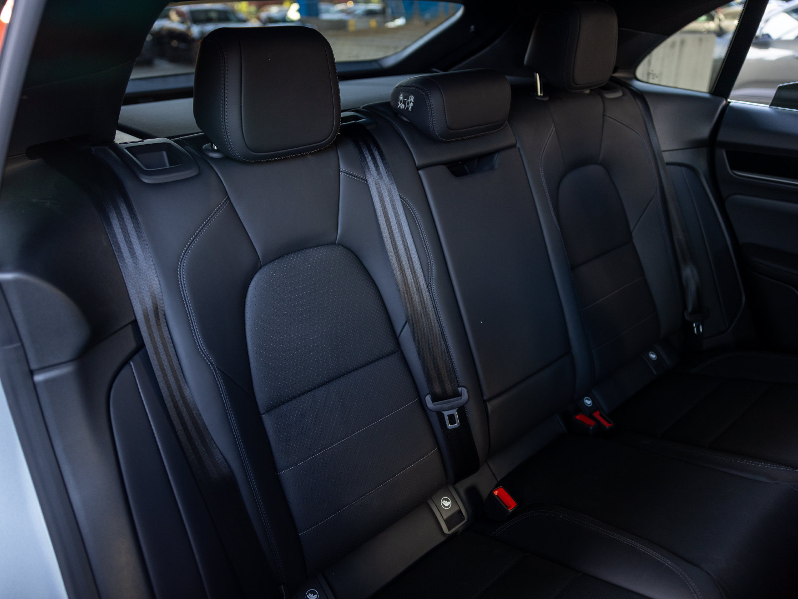Certified 2025 Porsche Macan 4S Electric AWD/4WD image 33