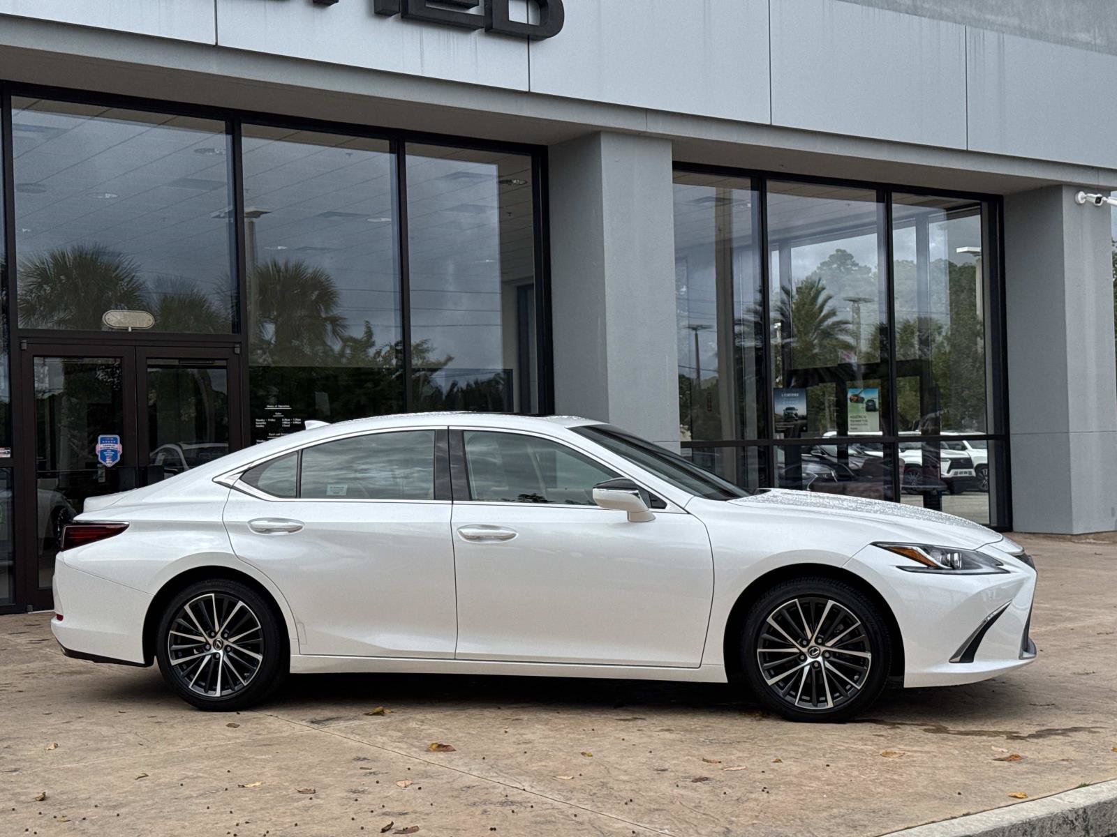 Used 2024 Lexus ES 350 w/ Premium Package FWD image 10