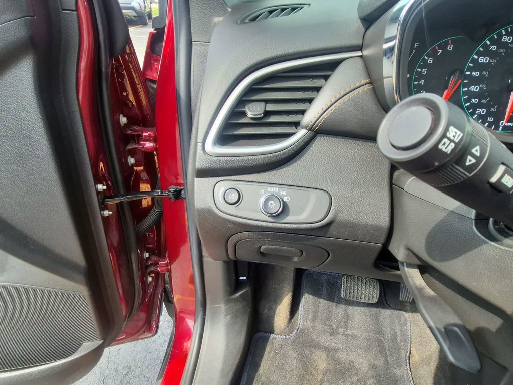 Used 2022 Chevrolet Trax LT w/ LT Convenience Package image 21