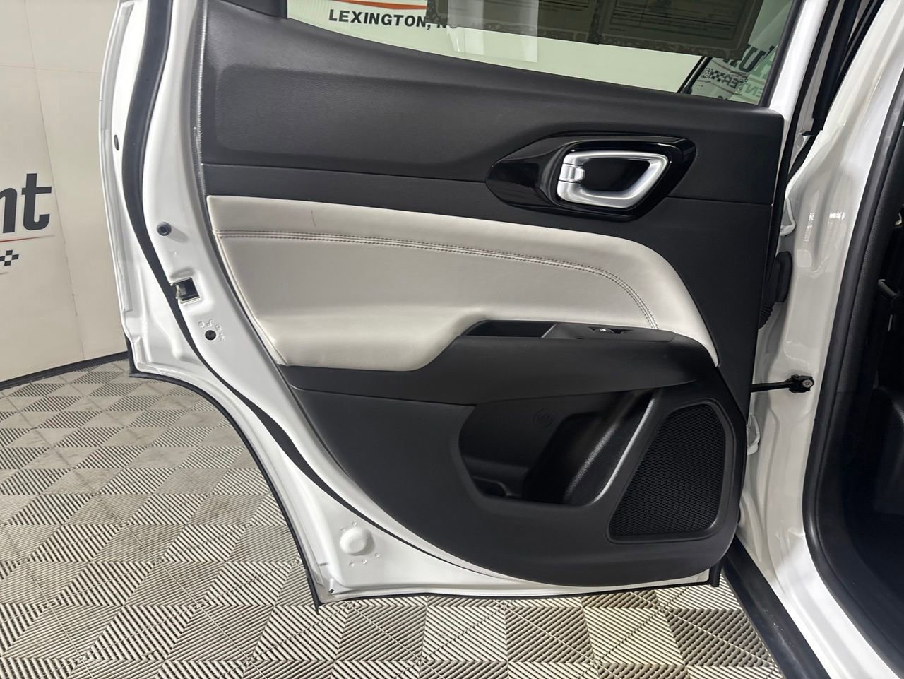 Used 2022 Jeep Compass Limited AWD/4WD image 17