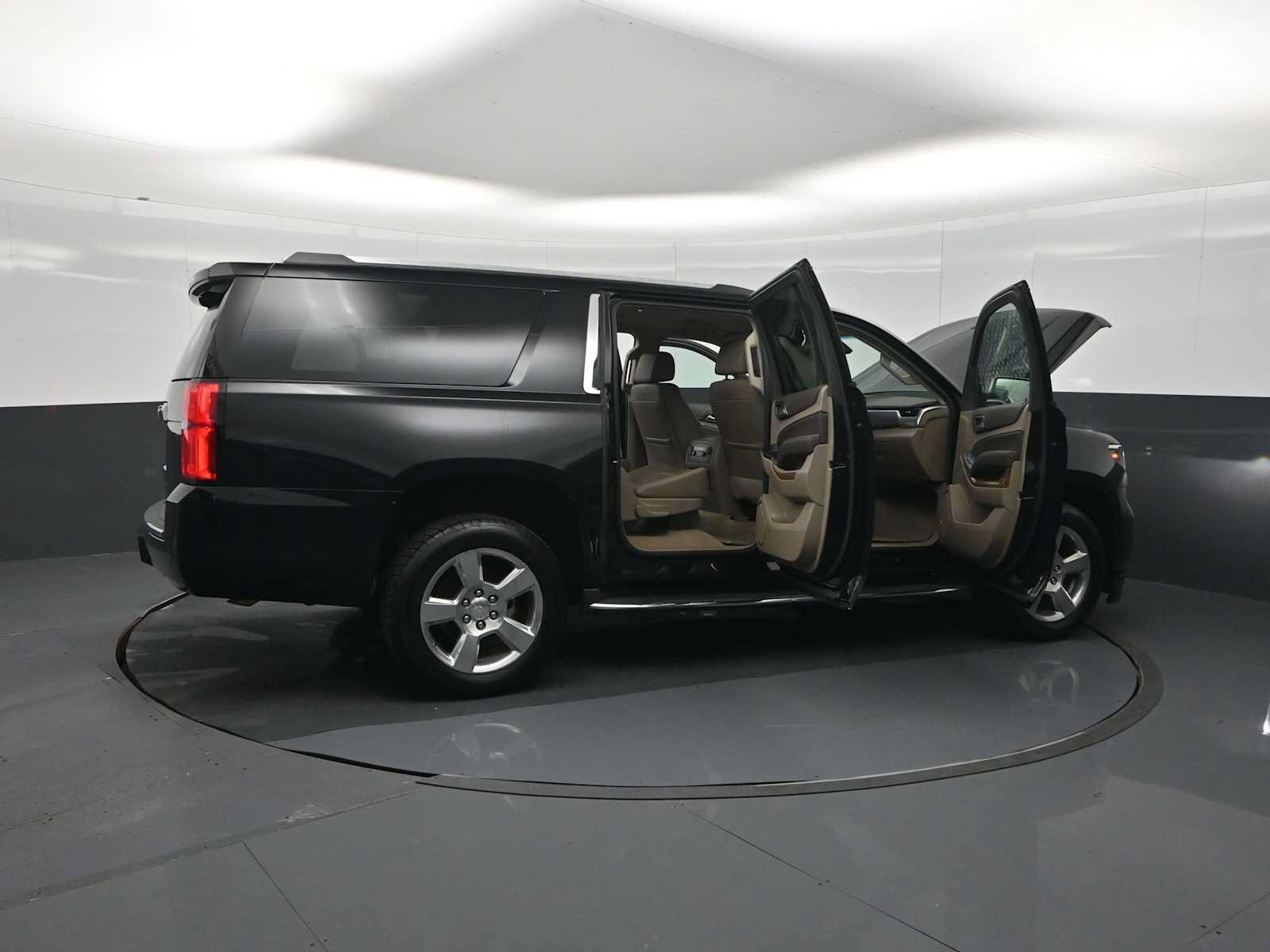 Used 2019 Chevrolet Suburban Premier AWD/4WD image 28