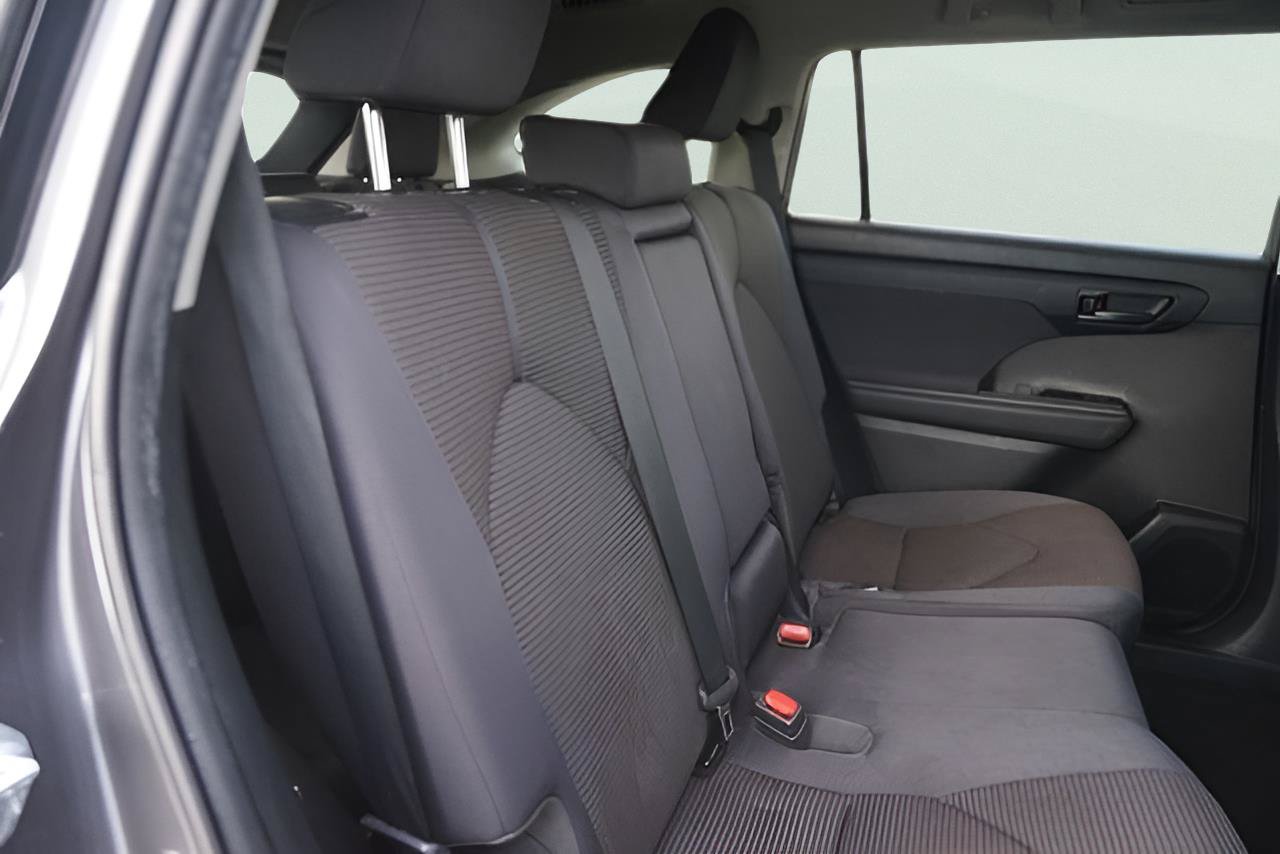 Used 2021 Toyota Highlander L FWD image 16