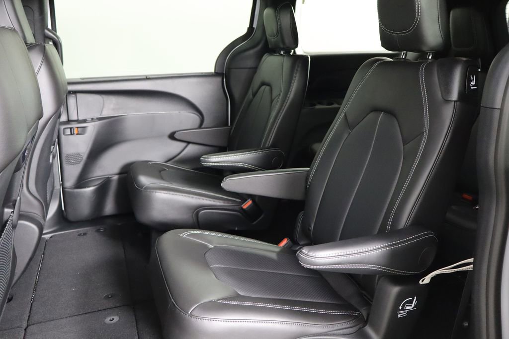 New 2026 Chrysler Pacifica Select image 17