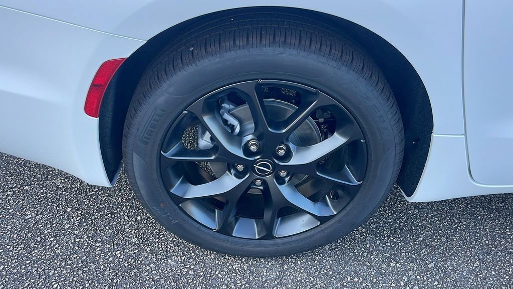 New 2025 Chrysler Pacifica Limited image 9