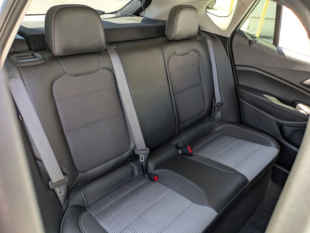 Used 2025 Chevrolet Trax LT w/ LT Convenience Package FWD image 27