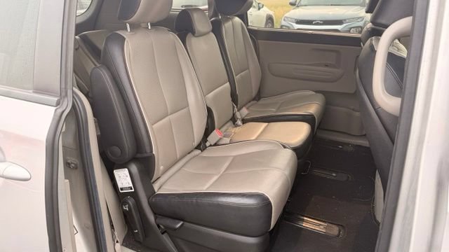 Used 2021 Kia Sedona EX FWD image 16