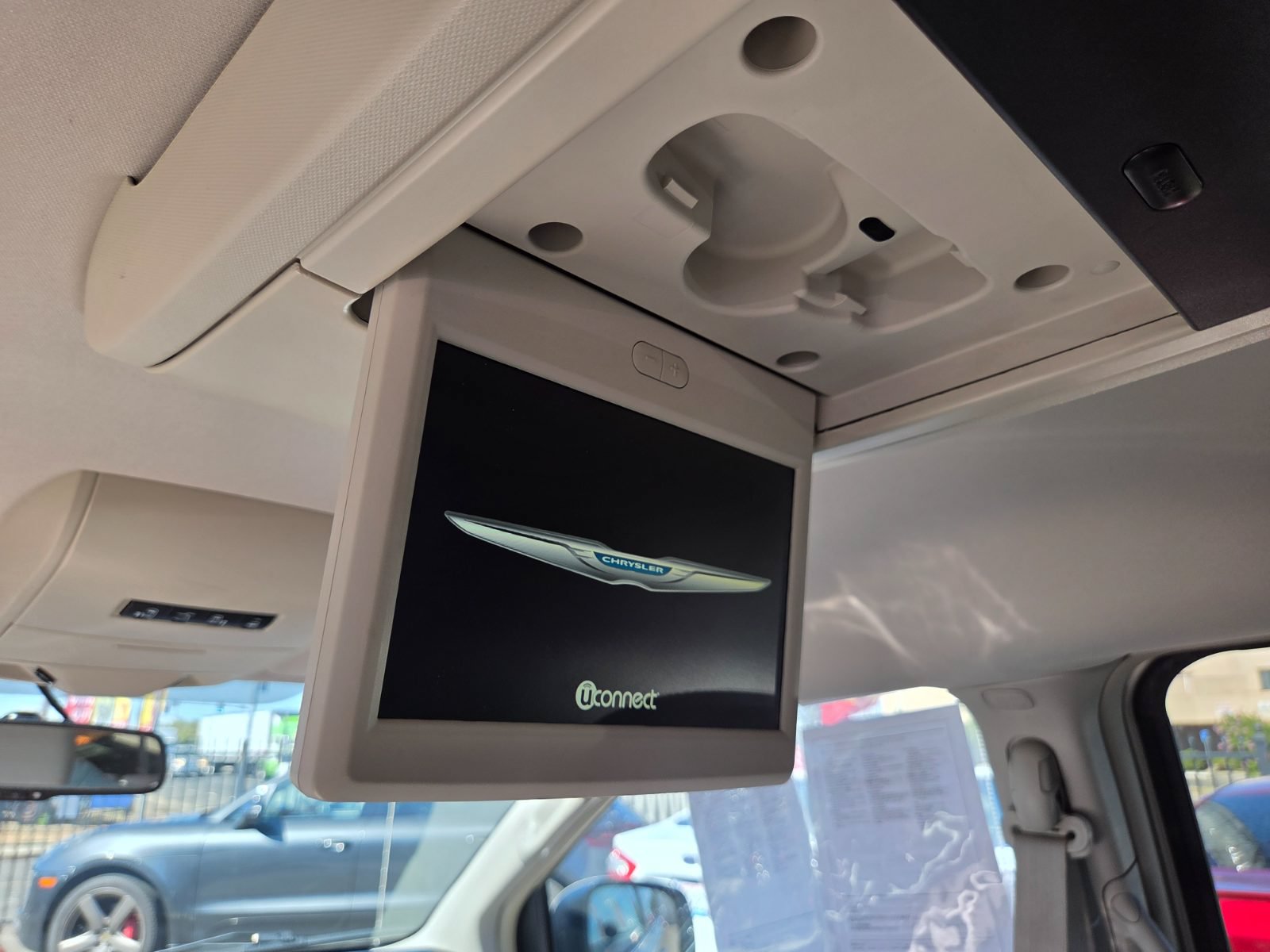 Used 2014 Chrysler Town & Country Touring w/ Driver Convenience Group FWD image 20