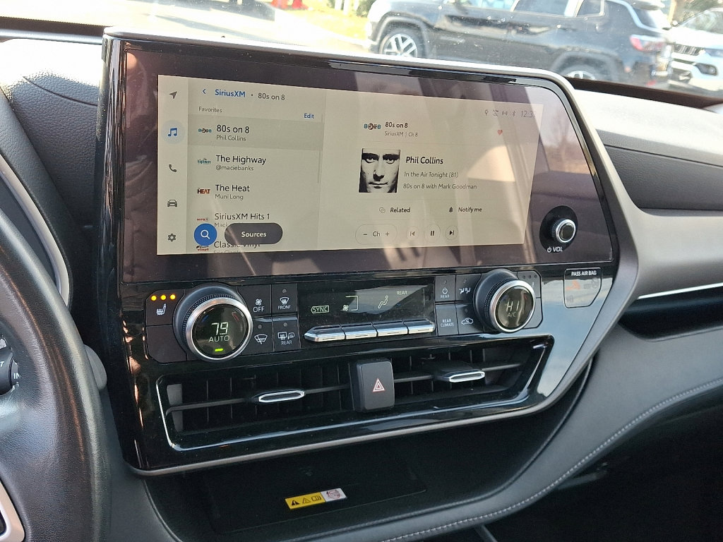 Used 2023 Toyota Highlander XLE image 27