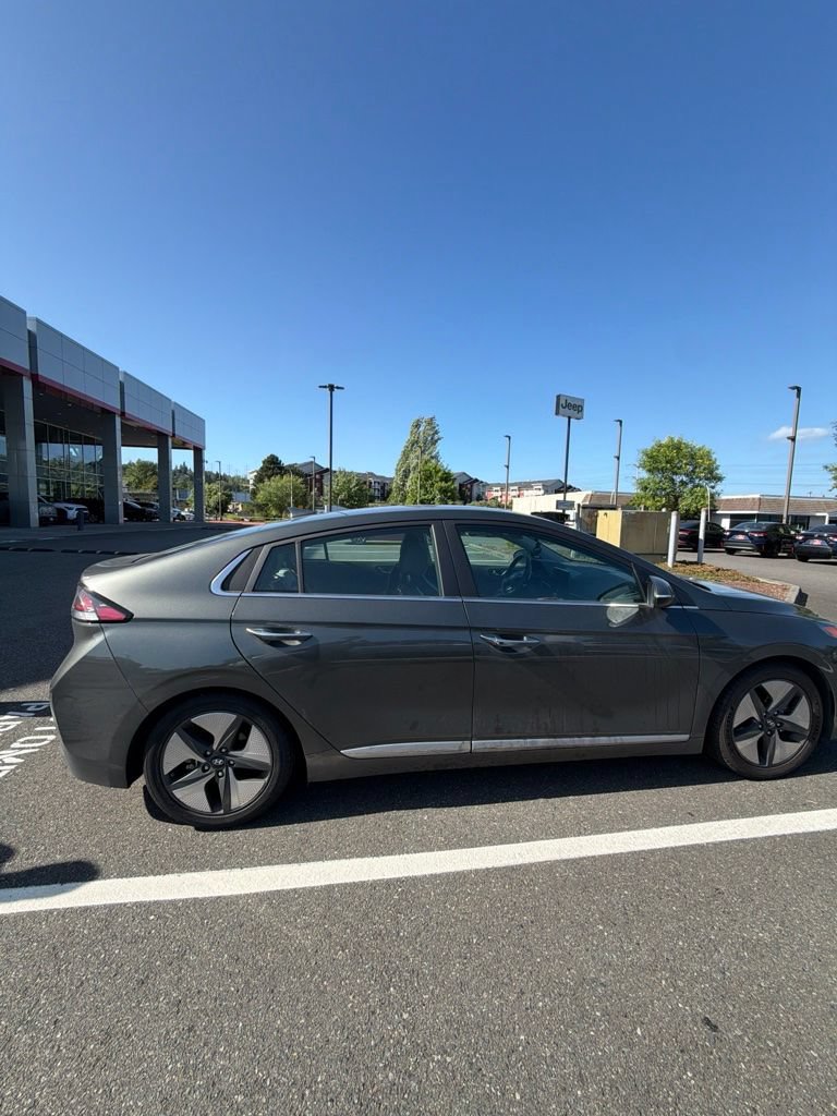 Used 2022 Hyundai Ioniq Limited FWD image 5