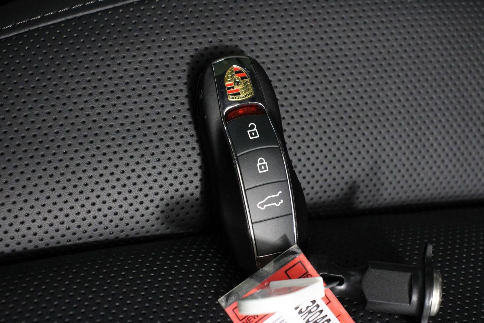 Certified 2025 Porsche Macan image 34