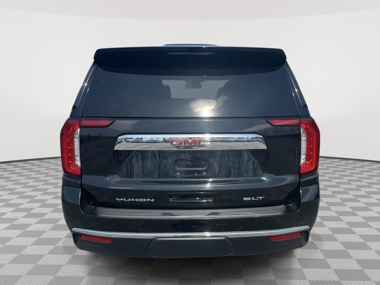 Used 2023 GMC Yukon SLT w/ SLT Premium Package image 4
