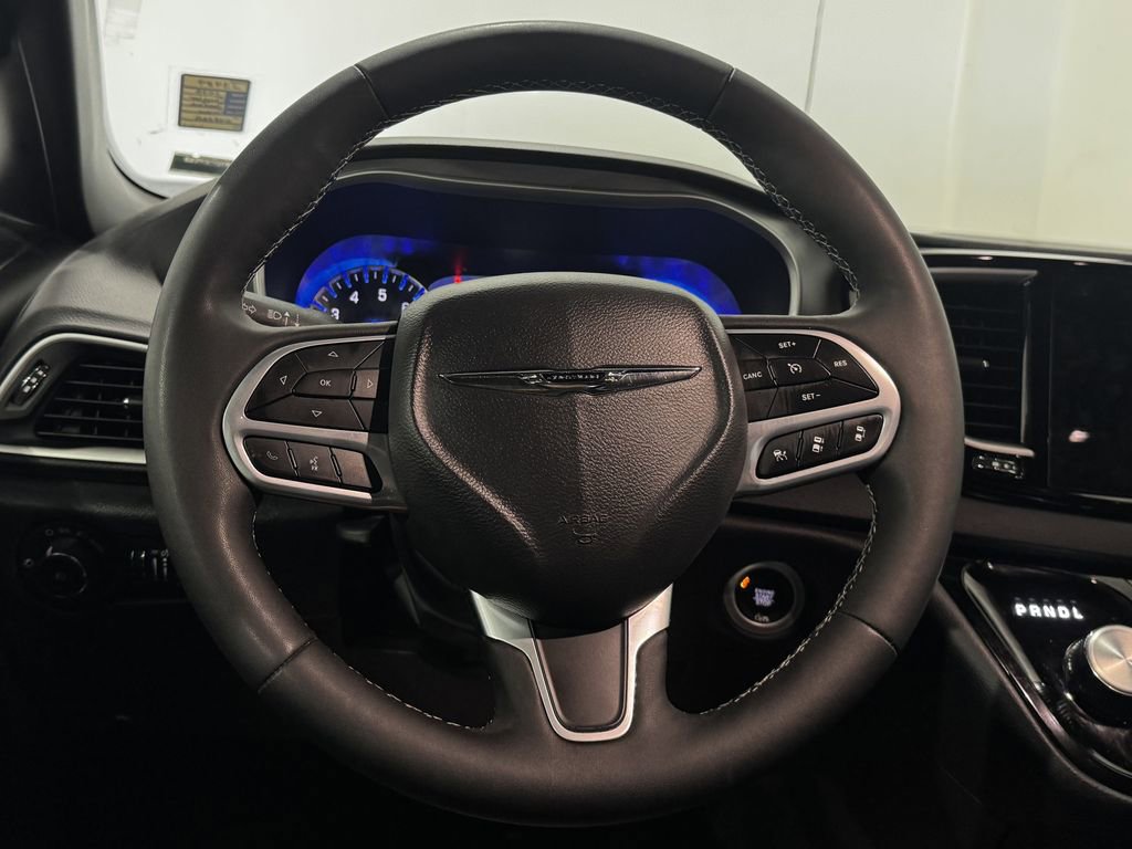 Used 2025 Chrysler Pacifica Select FWD image 4