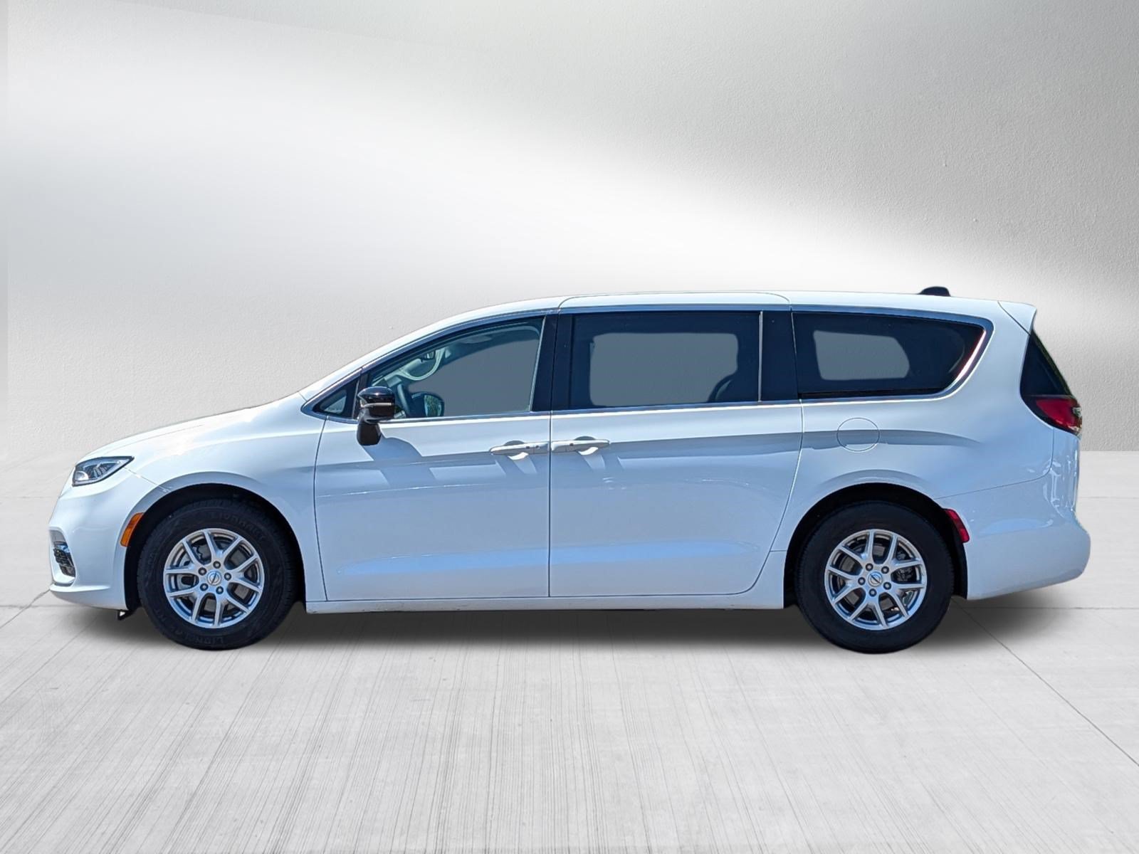 Used 2024 Chrysler Pacifica Touring-L FWD image 4
