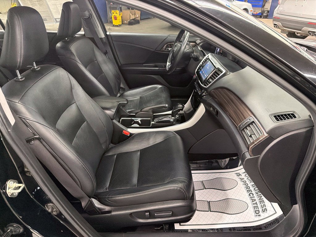 Used 2017 Honda Accord Touring image 9