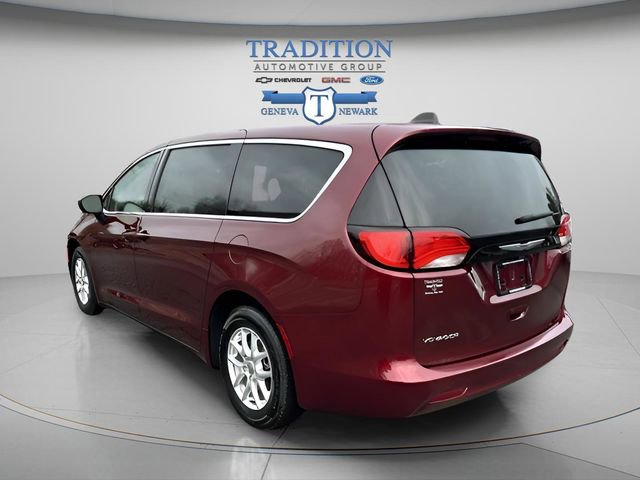Used 2022 Chrysler Voyager LX image 3