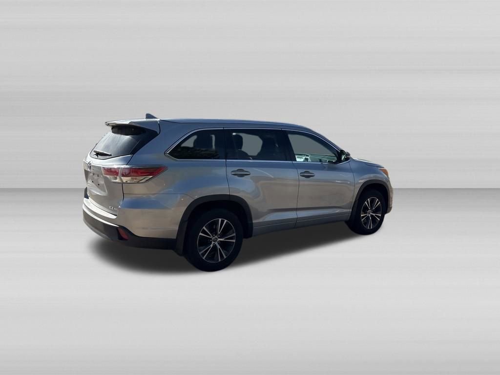 Used 2016 Toyota Highlander XLE AWD/4WD image 3