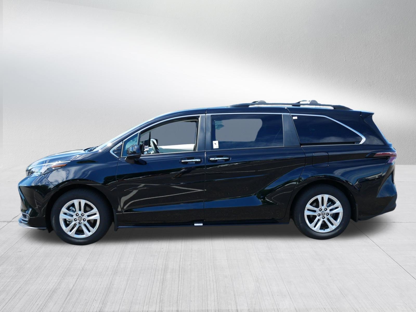 Used 2025 Toyota Sienna XLE w/ XLE Plus Package AWD/4WD image 4