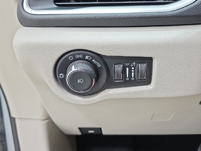 Used 2024 Chrysler Pacifica Touring-L FWD image 26