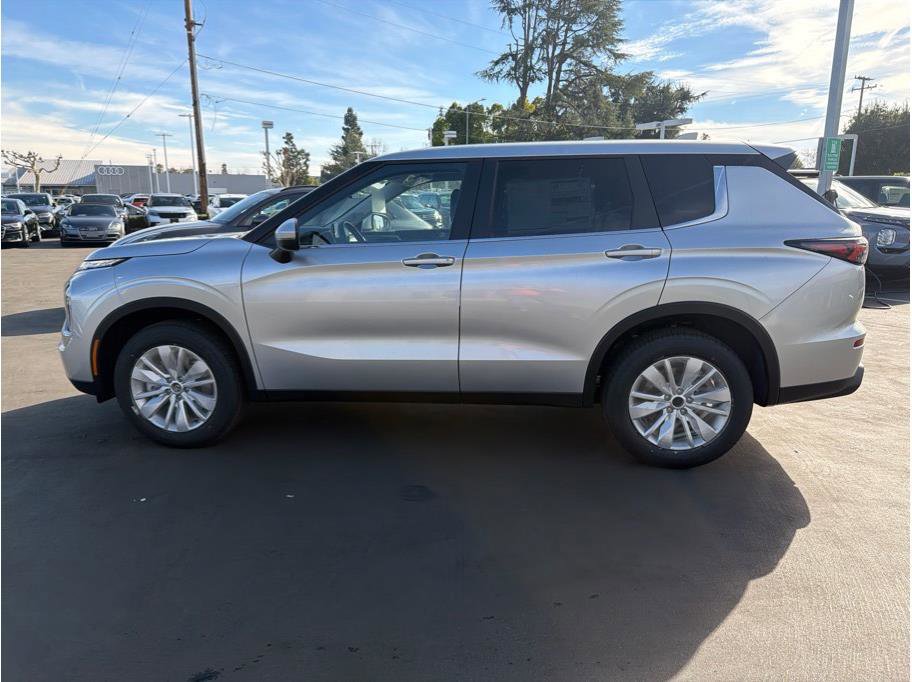 New 2026 Mitsubishi Outlander ES FWD image 8