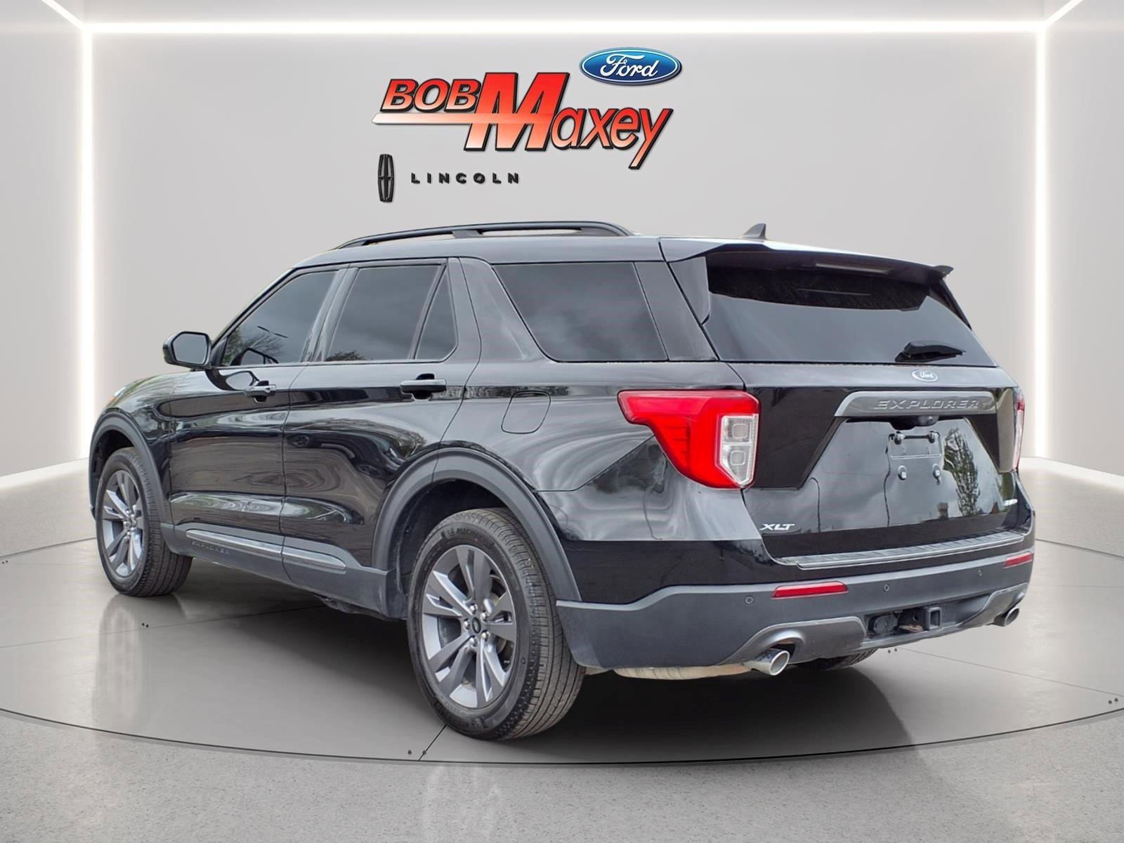 Used 2024 Ford Explorer XLT w/ Equipment Group 202A AWD/4WD image 7