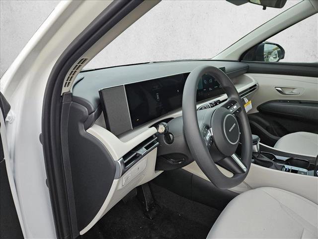 Certified 2025 Hyundai Tucson SE image 3