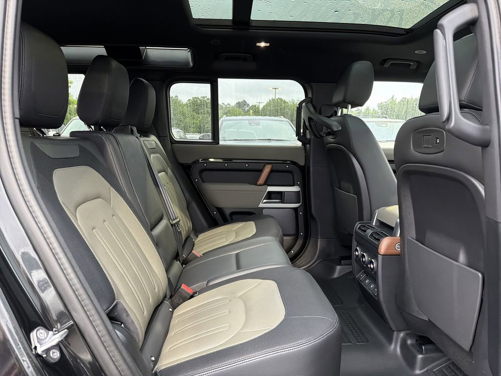 Used 2021 Land Rover Defender 110 X-Dynamic SE AWD/4WD image 13